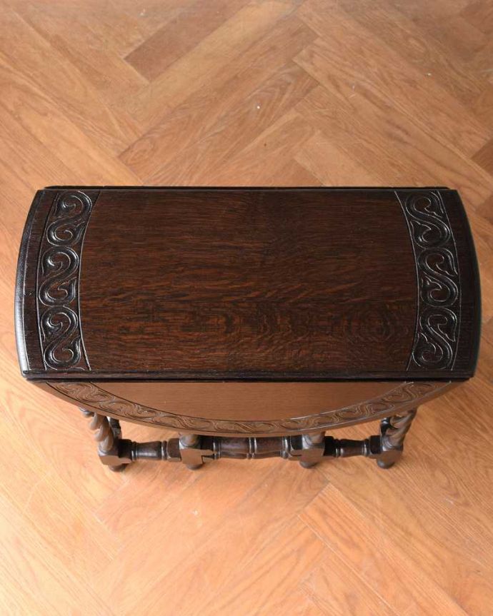 アンティークのテーブル　アンティーク家具　英国伝統のアンティーク家具、天板の彫刻が美しい伸張式のゲートレッグテーブル 。畳むとこんなにスリムなサイズリーフを閉じた状態のテーブルを上から見るとこんな感じ。(k-1919-f)