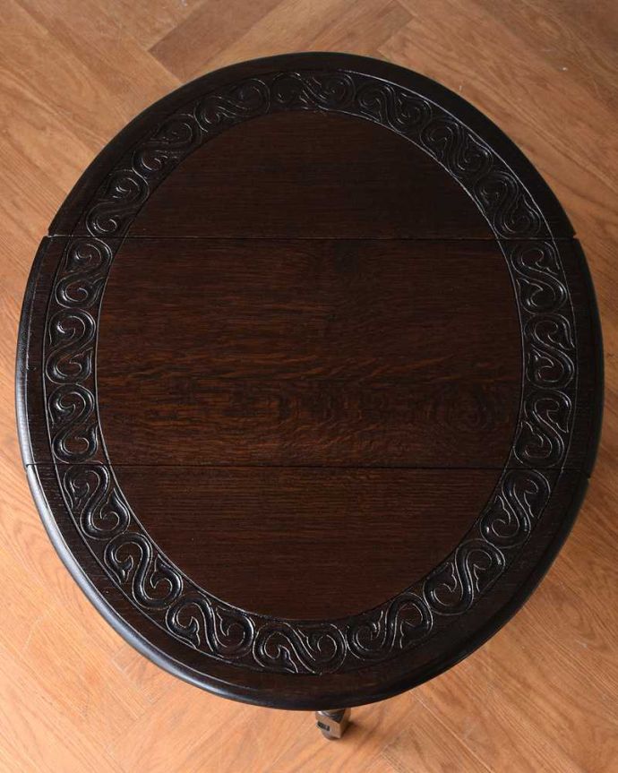 アンティークのテーブル　アンティーク家具　英国伝統のアンティーク家具、天板の彫刻が美しい伸張式のゲートレッグテーブル 。天板の修復には自信があります。(k-1919-f)