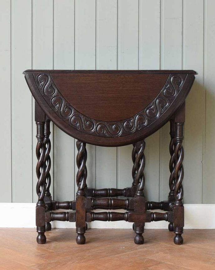 アンティークのテーブル　アンティーク家具　英国伝統のアンティーク家具、天板の彫刻が美しい伸張式のゲートレッグテーブル 。クルッと回転。(k-1919-f)