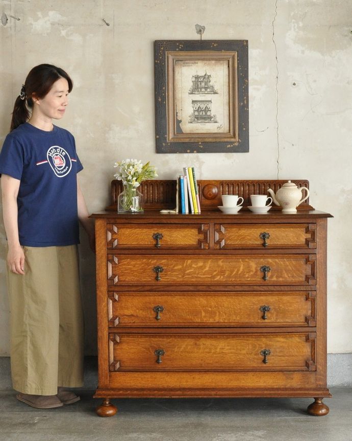 アンティークのチェスト アンティーク家具 英国ならではのカッコイイアンティーク家具、風格ある佇まいが素敵なチェスト。英国アンティークらしい落ち着いた雰囲気が自慢チョコレート色の落ち着いた色合いが英国アンティークらしい雰囲気のチェスト。(k-1920-f)