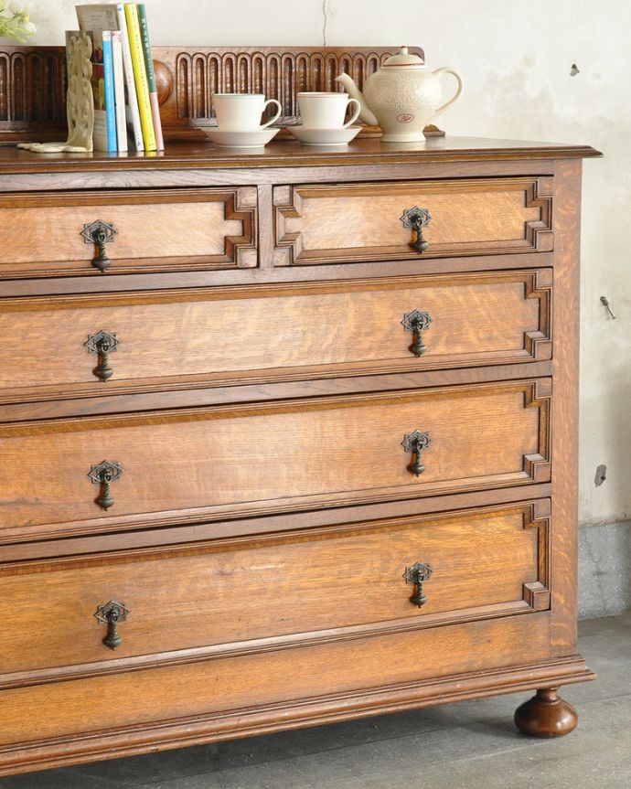 アンティークのチェスト アンティーク家具 英国ならではのカッコイイアンティーク家具、風格ある佇まいが素敵なチェスト。見た目はもちろん、実用的に使って楽しみましょうアンティークのチェストは見た目の美しさはもちろん、実用的にたっぷり収納が出来る実力派。(k-1920-f)