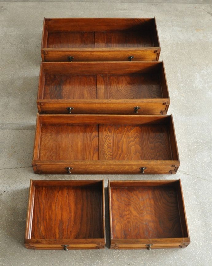 アンティークのチェスト アンティーク家具 英国ならではのカッコイイアンティーク家具、風格ある佇まいが素敵なチェスト。何を入れても大丈夫。(k-1920-f)