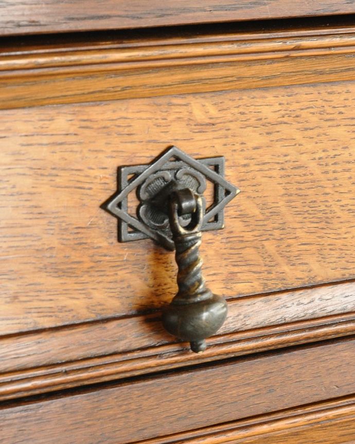 アンティークのチェスト アンティーク家具 英国ならではのカッコイイアンティーク家具、風格ある佇まいが素敵なチェスト。開ける度にワクワク高級感漂うアンティークらしいデザインの取っ手。(k-1920-f)