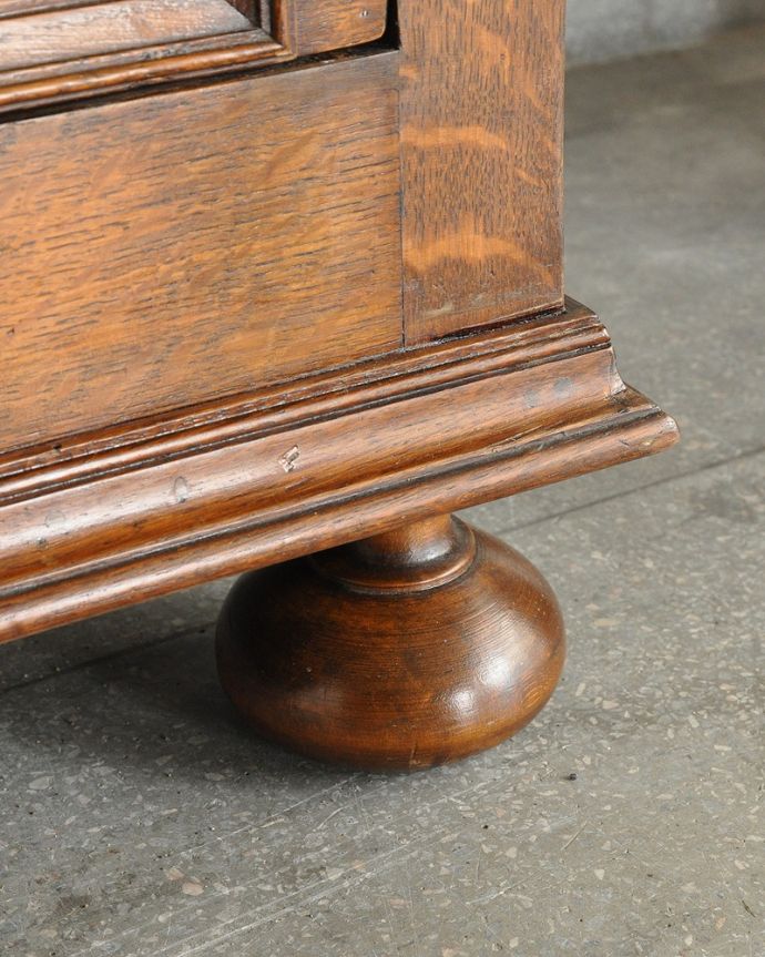 アンティークのチェスト アンティーク家具 英国ならではのカッコイイアンティーク家具、風格ある佇まいが素敵なチェスト。女性1人でラクラク運べちゃう仕掛けHandleのアンティークは、脚の裏にフェルトキーパーをお付けしています。(k-1920-f)