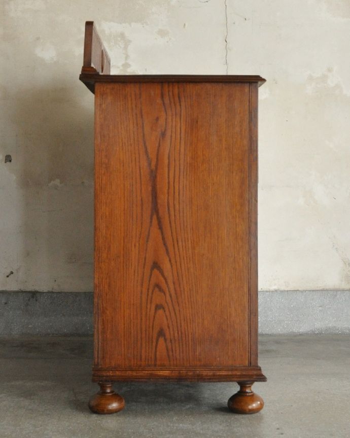 アンティークのチェスト アンティーク家具 英国ならではのカッコイイアンティーク家具、風格ある佇まいが素敵なチェスト。横顔だってカッコいい横から見るとこんな感じです。(k-1920-f)