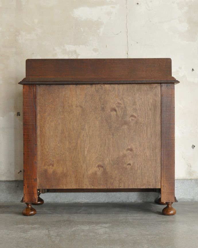 アンティークのチェスト アンティーク家具 英国ならではのカッコイイアンティーク家具、風格ある佇まいが素敵なチェスト。後ろ姿にも自信アリ!アンティークは新品ではないので、経年変化によるキズはありますが、専門の職人がキレイに修復したので後ろ姿にも自信があります。(k-1920-f)