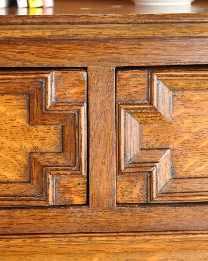 アンティークのチェスト アンティーク家具 英国ならではのカッコイイアンティーク家具、風格ある佇まいが素敵なチェスト。英国らしい装飾英国家具らしいかっこいい装飾があります。(k-1920-f)