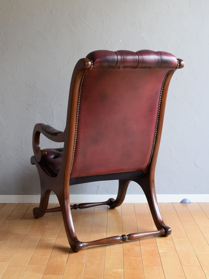 アンティークのパーソナルチェアの後ろ姿