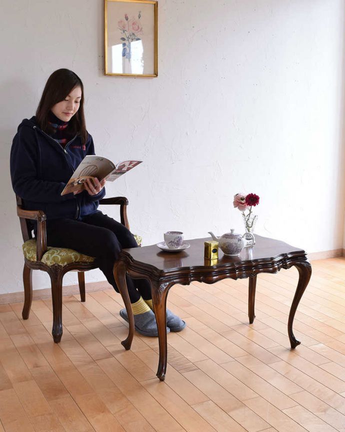 アンティークのテーブル　アンティーク家具　英国輸入のアンティーク家具、どこから見ても美しいウォルナット材のコーヒーテーブル。優雅な時間が過ごせる英国スタイルのコーヒーテーブルどんな場所に置いても美しいデザインでみんなを魅了する英国アンティーク。(k-1921-f)