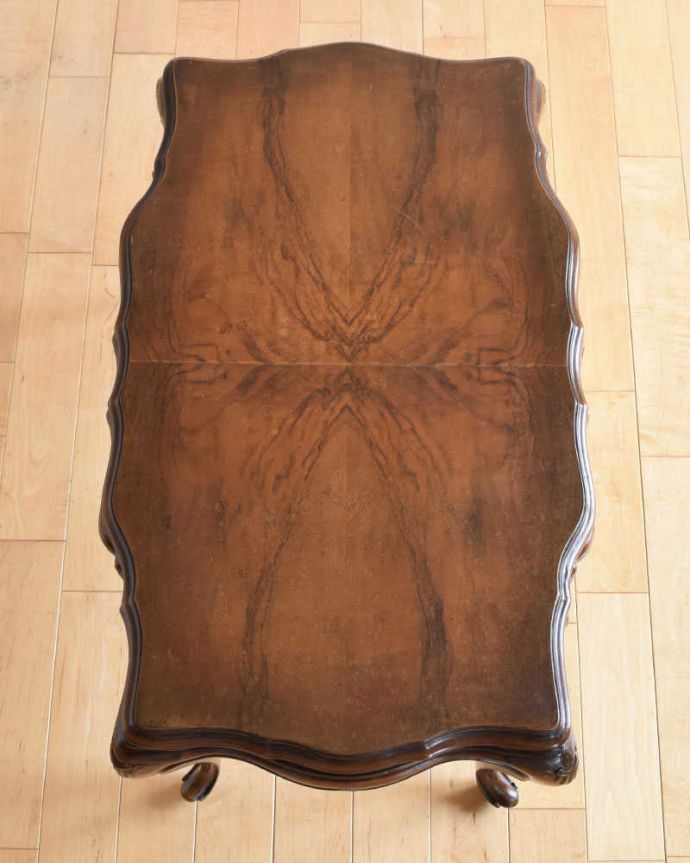 アンティークのテーブル　アンティーク家具　英国輸入のアンティーク家具、どこから見ても美しいウォルナット材のコーヒーテーブル。天板を上から見ると･･･コーヒーテーブルの天板は毎日使う場所だから専門の職人がしっかり修復しました。(k-1921-f)