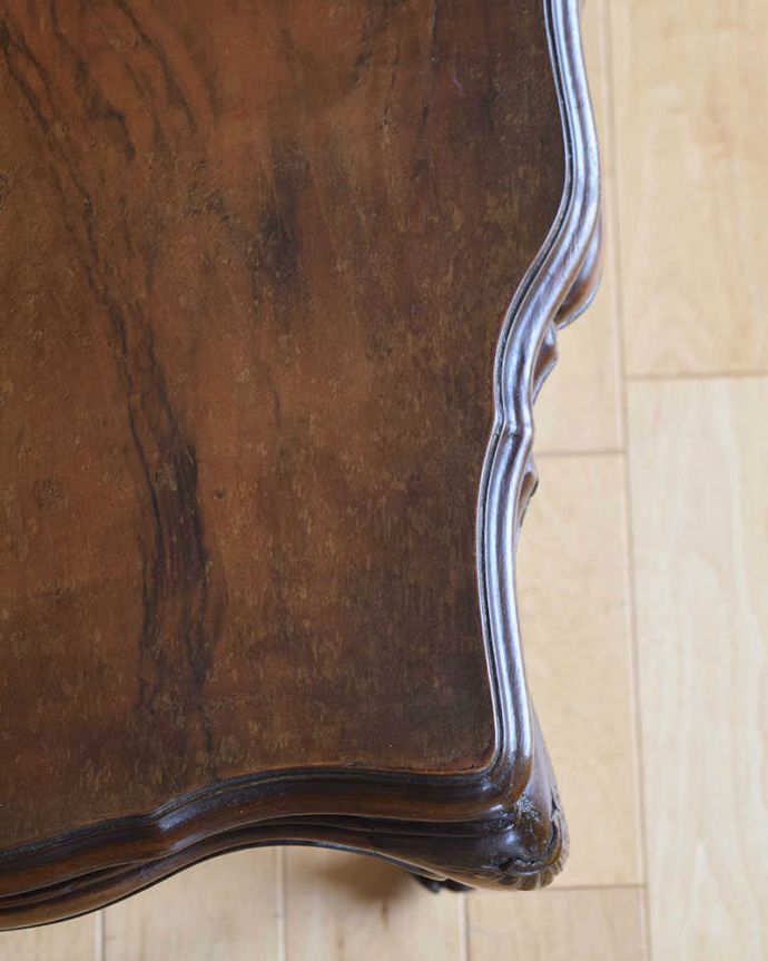 アンティークのテーブル　アンティーク家具　英国輸入のアンティーク家具、どこから見ても美しいウォルナット材のコーヒーテーブル。近づいて見てみると･･･アンティークはもちろん新品ではないので小さなキズや汚れはありますが、キレイにお直ししたので満足して頂ける自信があります！。(k-1921-f)