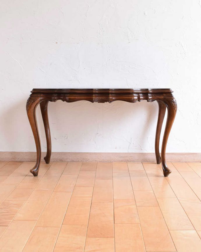 アンティークのテーブル　アンティーク家具　英国輸入のアンティーク家具、どこから見ても美しいウォルナット材のコーヒーテーブル。横から見た姿もステキ横から見るとこんな感じ。(k-1921-f)