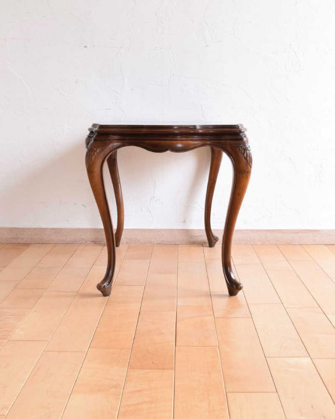 アンティークのテーブル　アンティーク家具　英国輸入のアンティーク家具、どこから見ても美しいウォルナット材のコーヒーテーブル。クルッと回転360度どこから見ても美しく仕上げてあるので、いろんな場所から見て楽しんで下さい。(k-1921-f)