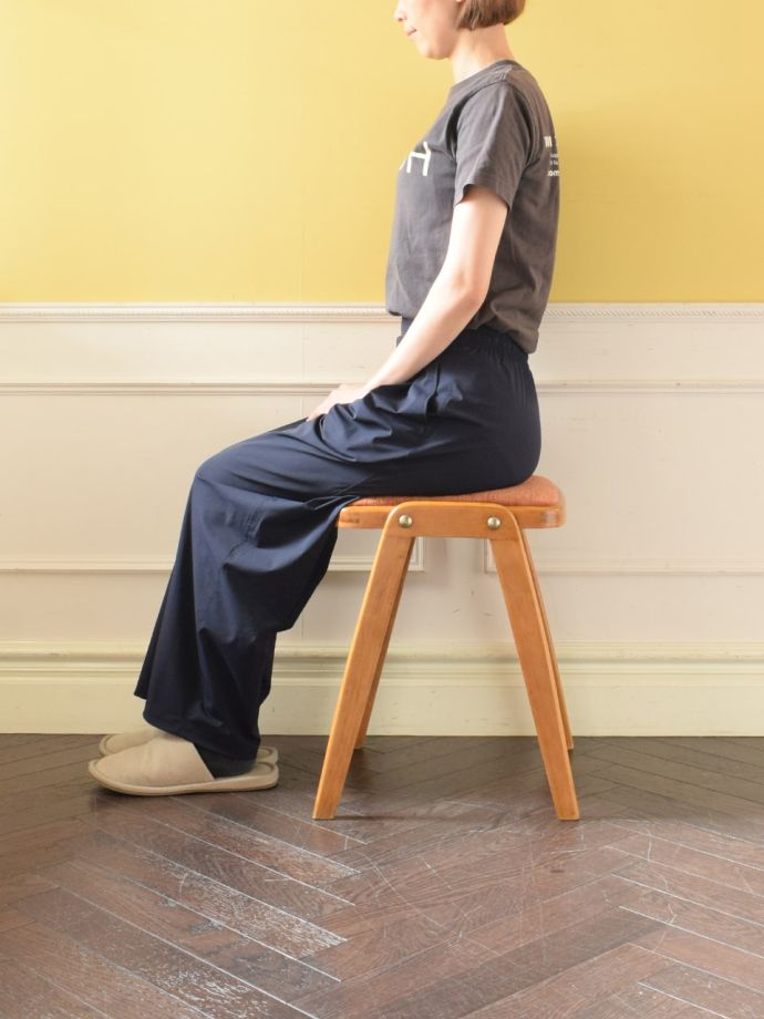 アンティークスツールの側面