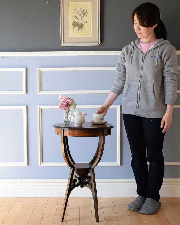 アンティークのテーブル アンティーク家具 1900年代英国アンティークオケージョナルテーブル、木目の美しいローズウッド材の家具。どんな場所でも便利に使える小さなテーブルそもそも「オケージョナル」とは「便利に使える」と言う意味。(k-1922-f)