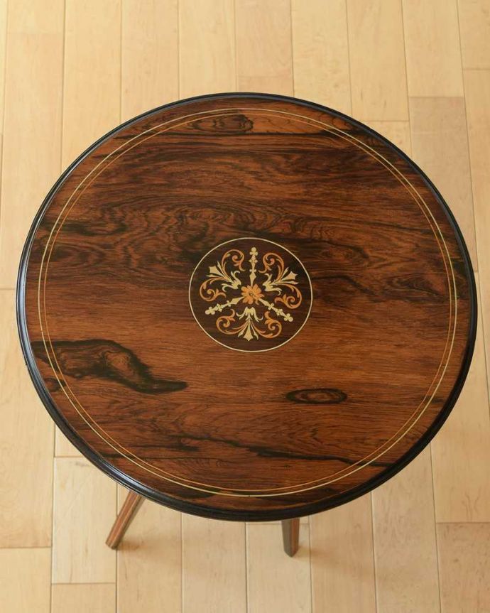 アンティークのテーブル アンティーク家具 1900年代英国アンティークオケージョナルテーブル、木目の美しいローズウッド材の家具。天板の形を見てみると・・・テーブルの形を上から見ると、こんな感じです。(k-1922-f)