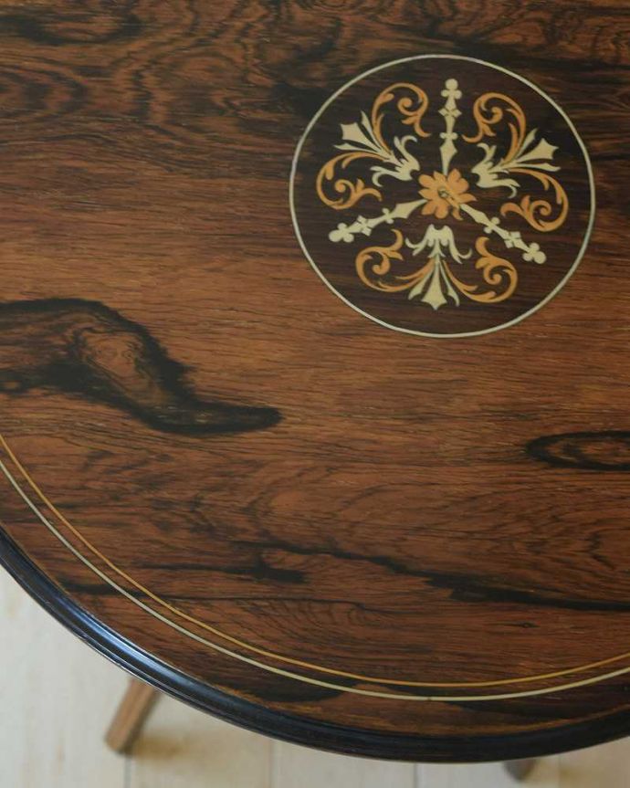 アンティークのテーブル アンティーク家具 1900年代英国アンティークオケージョナルテーブル、木目の美しいローズウッド材の家具。天板を近づいてみると…アンティークだから手に入れることが出来る天板に使われている銘木の美しさにうっとりです。(k-1922-f)