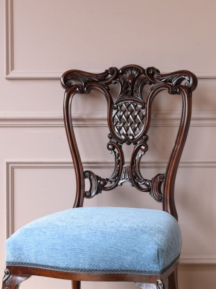 背もたれが美しいアンティークの椅子