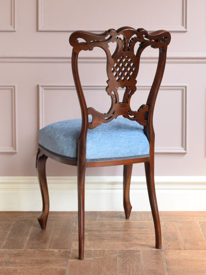 アンティークのサロンチェアの後ろ姿