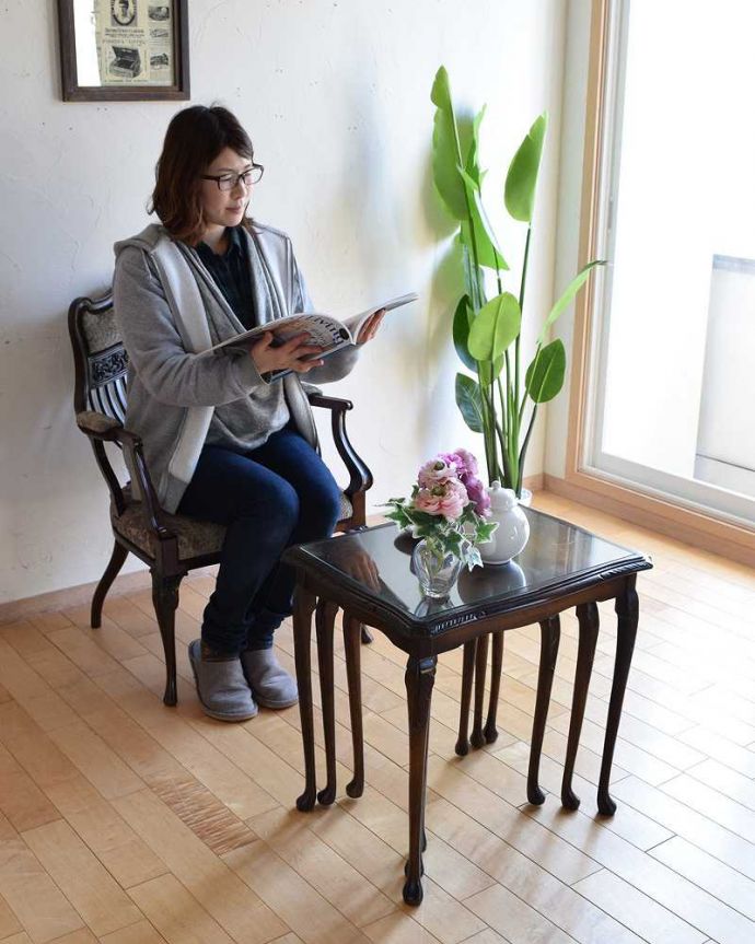 アンティークのテーブル アンティーク家具 マホガニー材の英国アンティーク家具、ガラス天板のネストテーブル 。親子一緒の姿が可愛いネストテーブルネストとは巣のこと。(k-1923-f)