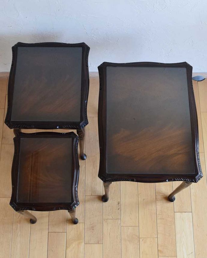 アンティークのテーブル アンティーク家具 マホガニー材の英国アンティーク家具、ガラス天板のネストテーブル 。3つを並べて上から見てみましょう大中小3つを並べてみると、こんな感じです。(k-1923-f)