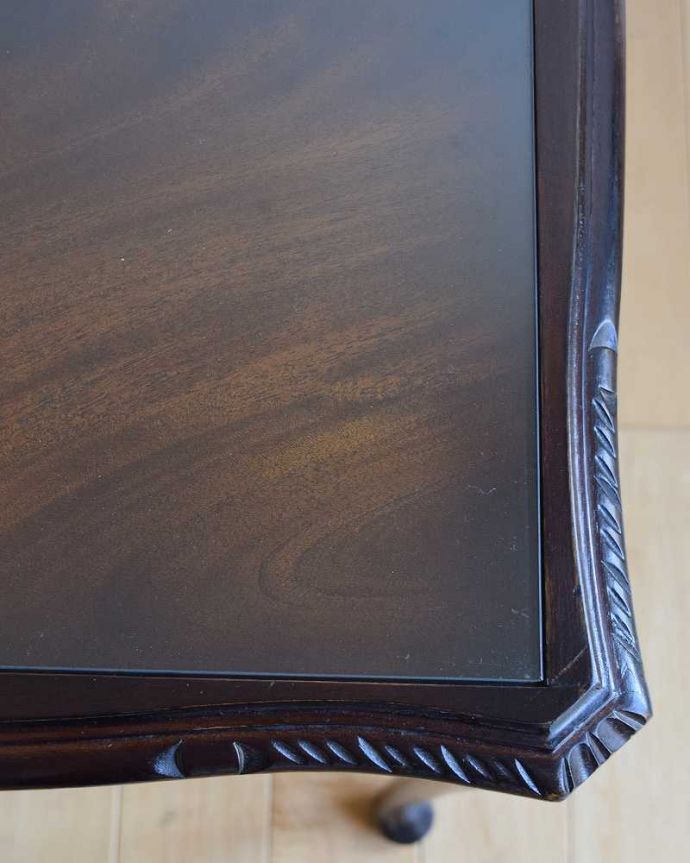 アンティークのテーブル アンティーク家具 マホガニー材の英国アンティーク家具、ガラス天板のネストテーブル 。天板も修復したのでキレイです修復の時、古い塗装を剥離して再塗装してあるので天板もピカピカです。(k-1923-f)