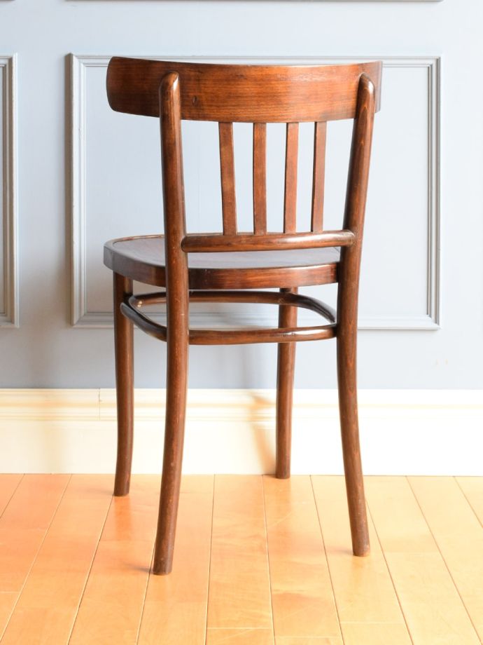 おしゃれな椅子、ベントウッドチェアの後ろ姿