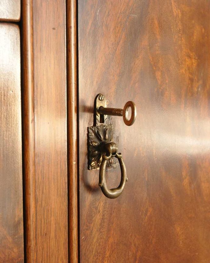 サイドボード　アンティーク家具　アンティーク英国輸入家具、曲線が美しいサイドボードキャビネット(マホガニー材)。取っ手にまでアンティークらしさ時間の流れが感じられる凝ったデザインの味わい深い取っ手。(k-1924-f)