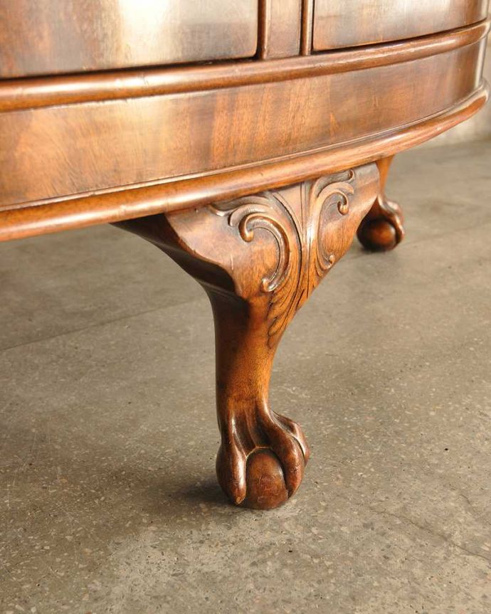 サイドボード　アンティーク家具　アンティーク英国輸入家具、曲線が美しいサイドボードキャビネット(マホガニー材)。女性1人でラクラク運べちゃう仕掛けHandleのアンティークは、脚の裏にフェルトキーパーをお付けしています。(k-1924-f)