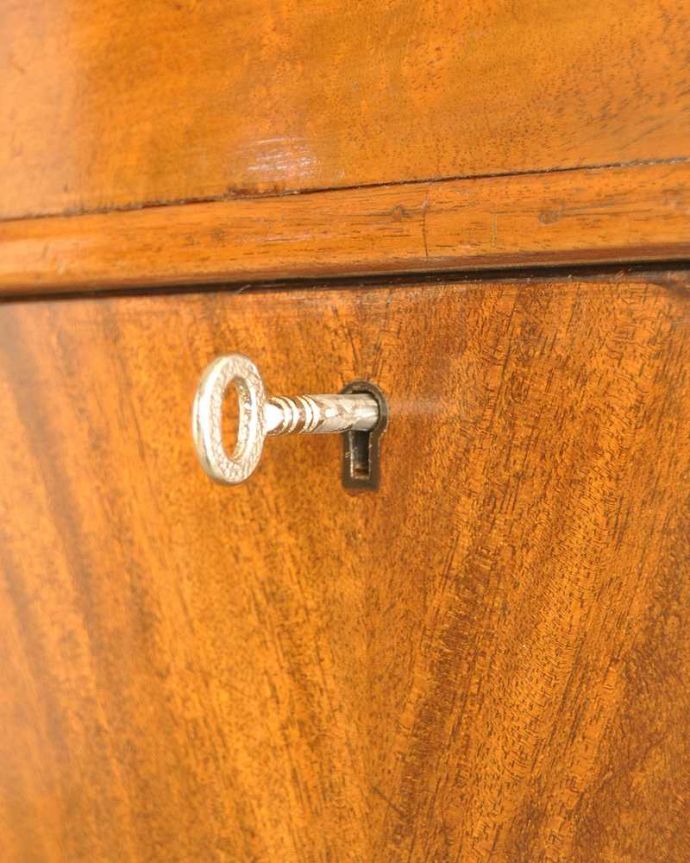 サイドボード　アンティーク家具　アンティーク英国輸入家具、曲線が美しいサイドボードキャビネット(マホガニー材)。小さなパーツにもこだわりが可愛いカギが付いています。(k-1924-f)