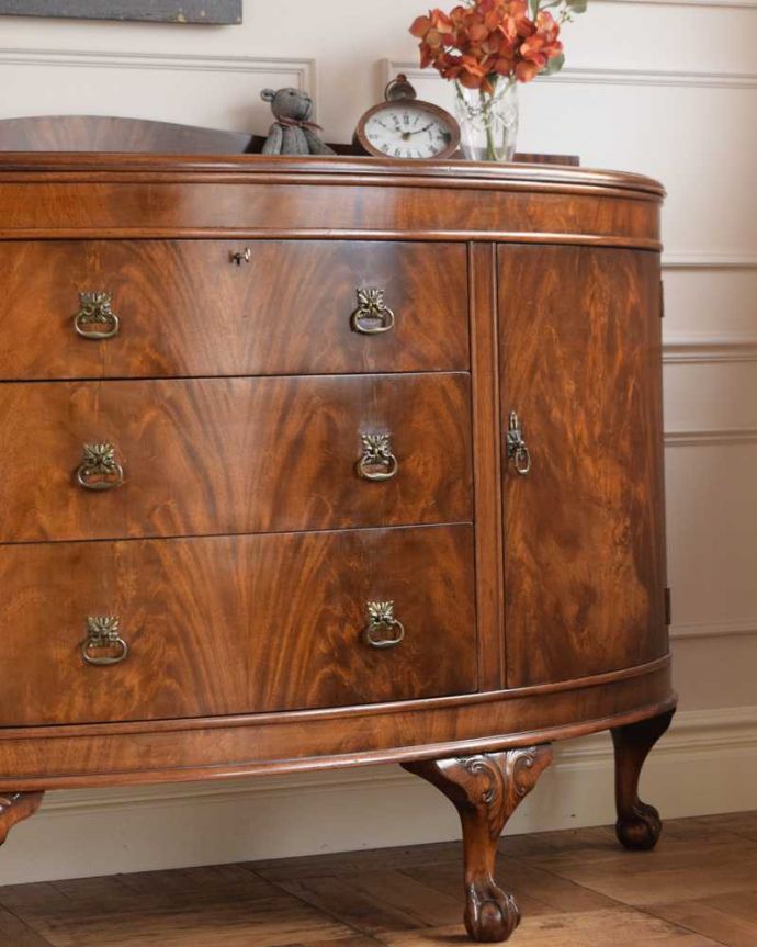 サイドボード　アンティーク家具　アンティーク英国輸入家具、曲線が美しいサイドボードキャビネット(マホガニー材)。アンティークだから手に入れることが出来る素材感今の時代、なかなか手に入れることが出来ない木目の美しさにうっとり。(k-1924-f)