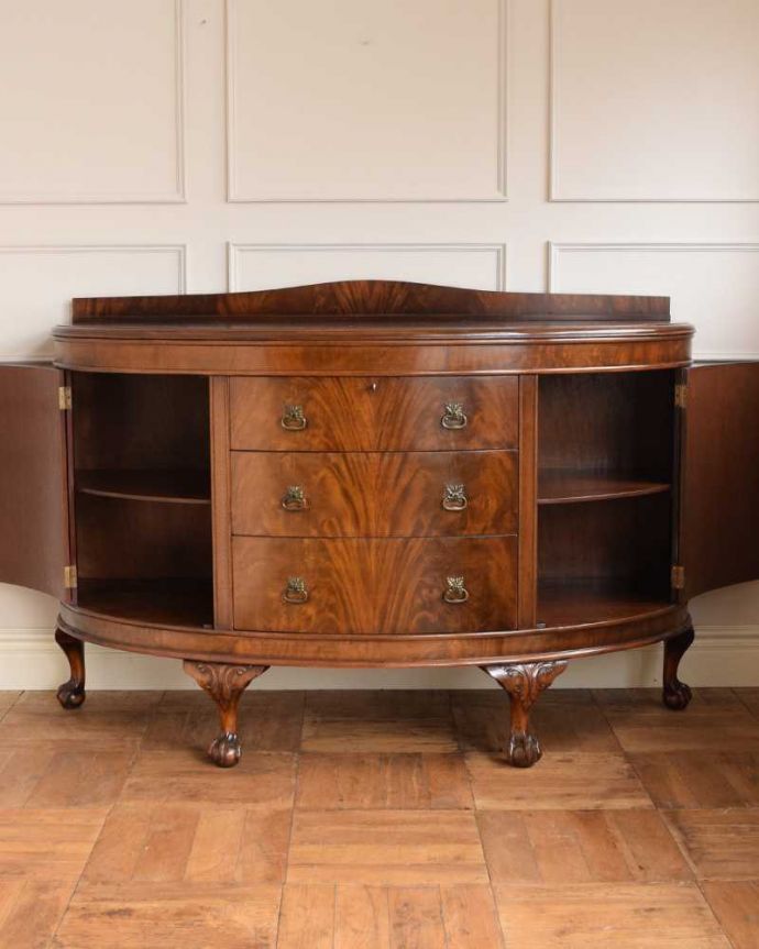 サイドボード　アンティーク家具　アンティーク英国輸入家具、曲線が美しいサイドボードキャビネット(マホガニー材)。扉の奥にはたっぷりの収納。(k-1924-f)