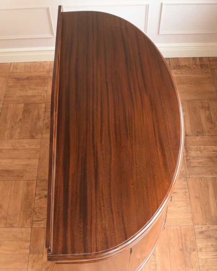 サイドボード　アンティーク家具　アンティーク英国輸入家具、曲線が美しいサイドボードキャビネット(マホガニー材)。上から見てるとこんな感じです。(k-1924-f)