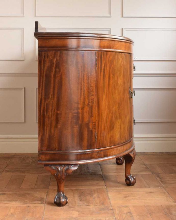 サイドボード　アンティーク家具　アンティーク英国輸入家具、曲線が美しいサイドボードキャビネット(マホガニー材)。もちろん横から見てもステキ横顔にだって妥協しません。(k-1924-f)
