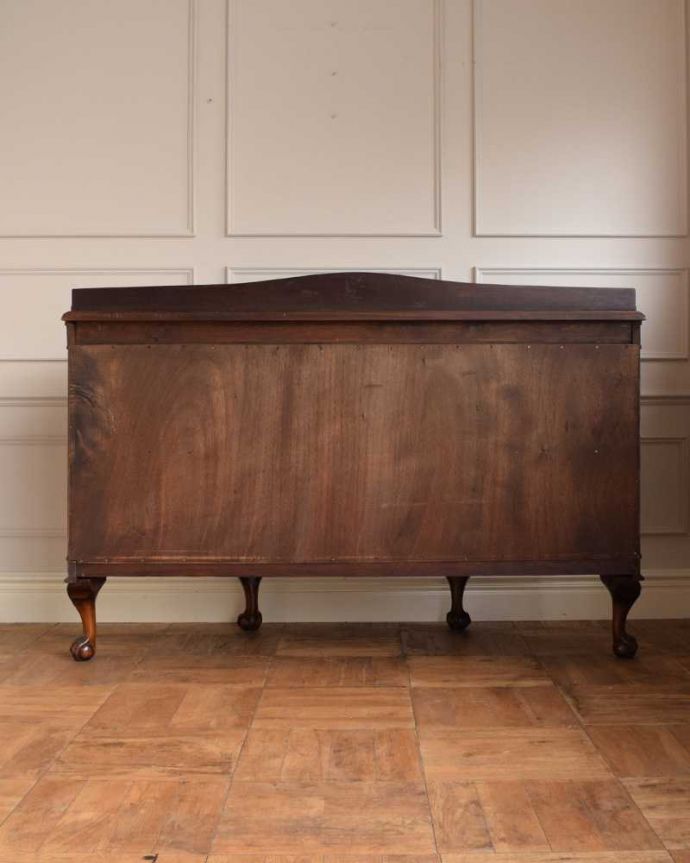 サイドボード　アンティーク家具　アンティーク英国輸入家具、曲線が美しいサイドボードキャビネット(マホガニー材)。さらに後ろ姿もチェックアンティークは新品ではないので経年変化によるキズはありますが、専門の職人が修復したので後ろ姿までキレイです。(k-1924-f)