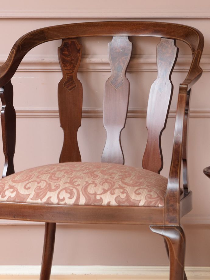 背もたれが美しいアンティークの椅子