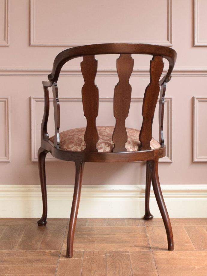 アンティークのサロンチェアの後ろ姿