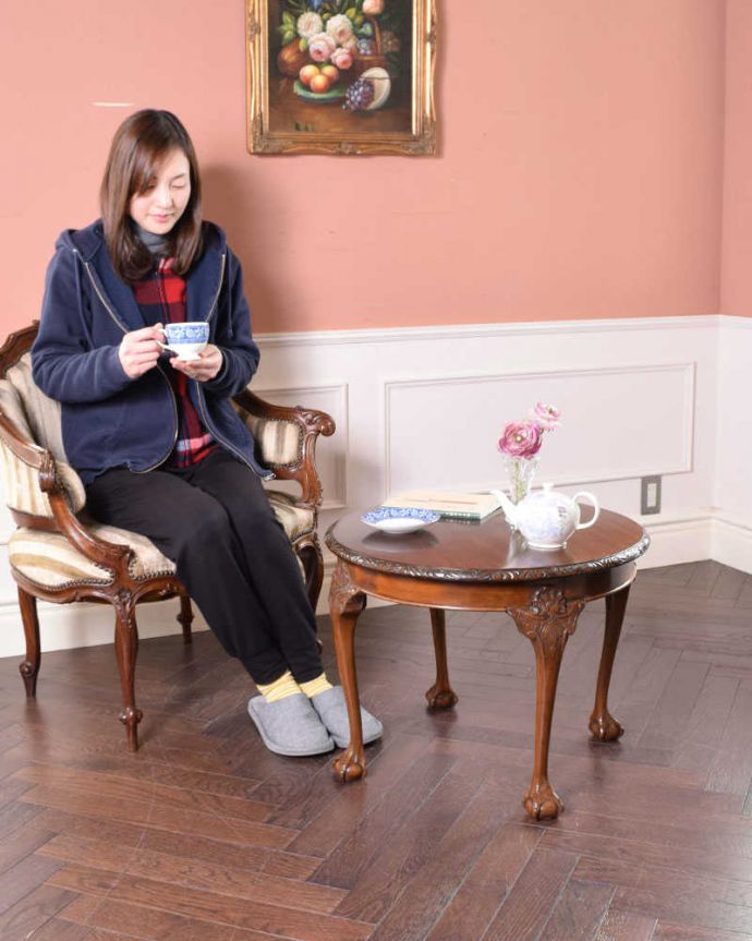 アンティークのテーブル アンティーク家具 イギリスのアンティーク家具、脚の装飾の美しいコーヒーテーブル (マホガニー材)。優雅な時間が過ごせる英国スタイルのコーヒーテーブルどんな場所に置いても美しいデザインでみんなを魅了する英国アンティーク。(k-1926-f)