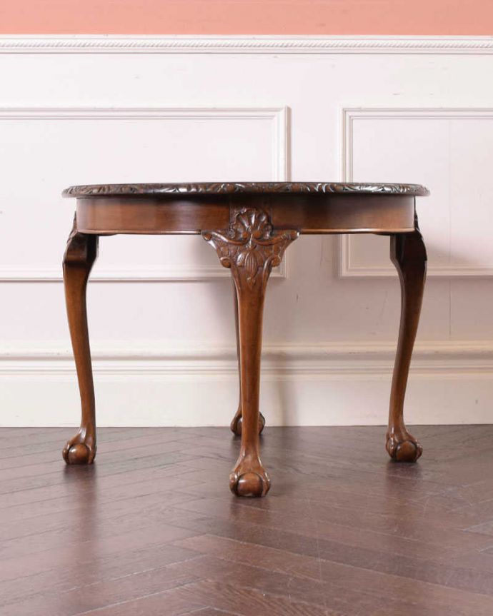 アンティークのテーブル アンティーク家具 イギリスのアンティーク家具、脚の装飾の美しいコーヒーテーブル (マホガニー材)。クルッと回転360度どこから見ても美しく仕上げてあるので、いろんな場所から見て楽しんで下さい。(k-1926-f)