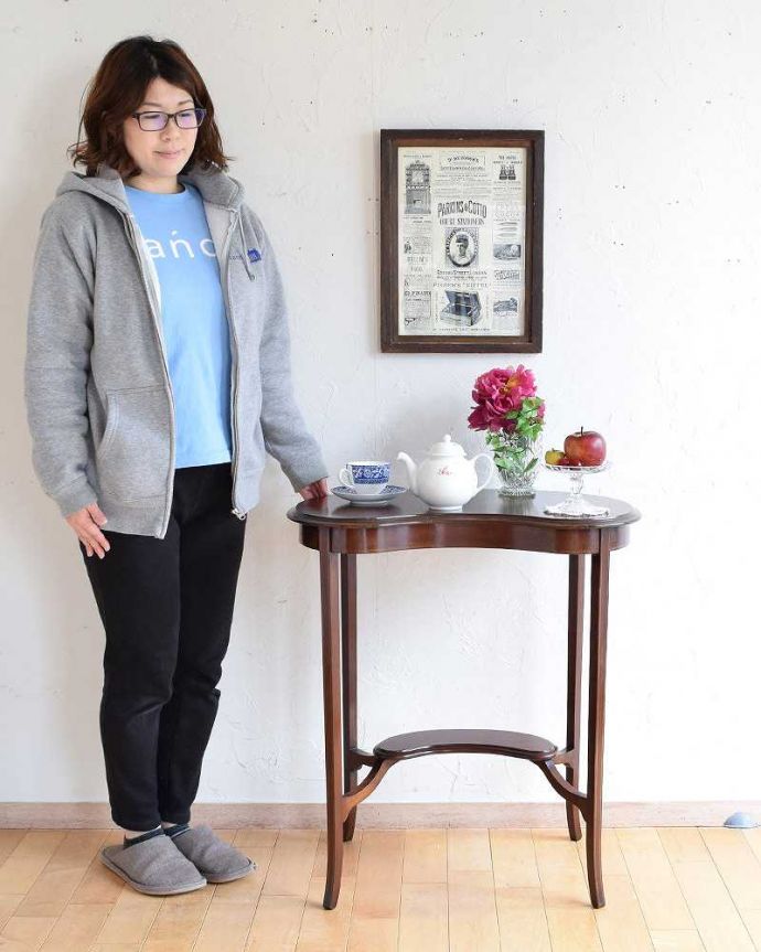 アンティークのテーブル　アンティーク家具　美しいアンティークの英国輸入家具、キドニー型のオケージョナルテーブル（棚付き）。どんな場所でも便利に使える小さなテーブルそもそも「オケージョナル」とは「便利に使える」と言う意味。(k-1927-f)