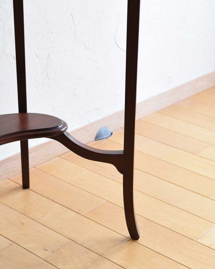 アンティークのテーブル　アンティーク家具　美しいアンティークの英国輸入家具、キドニー型のオケージョナルテーブル（棚付き）。持ち上げなくても移動できます！Handleのアンティークは、脚の裏にフェルトキーパーをお付けしていますので、床を滑らせてれば移動が簡単です。(k-1927-f)