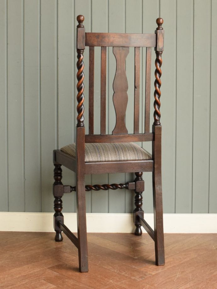 アンティークチェアの後ろ姿