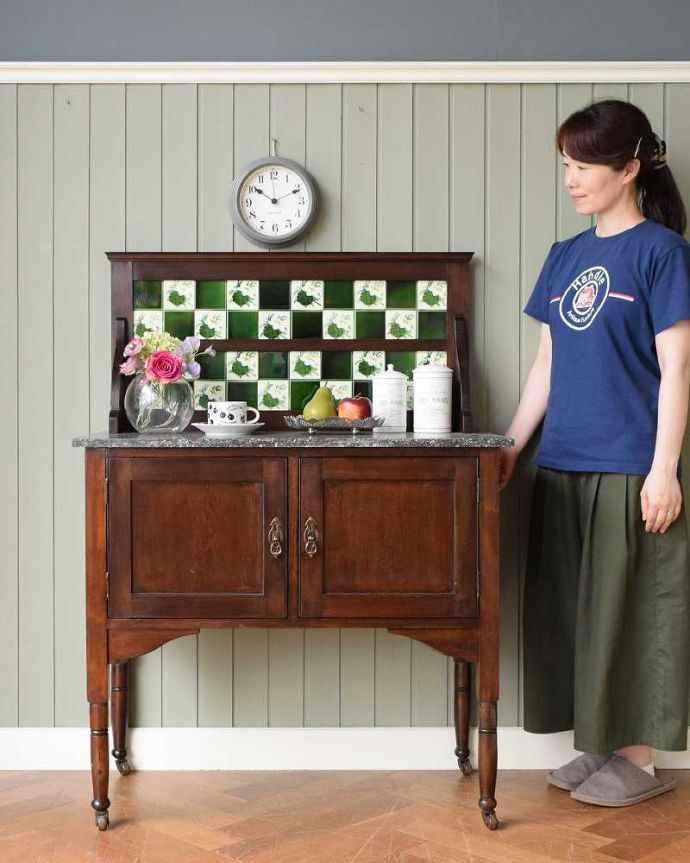 サイドボード　アンティーク家具　英国のアンティーク家具、お花模様のタイルがキレイなウォッシュスタンド。アンティークでしか手に入らない家具まだ水道の発達していない時代に洗面所として必ず使われていたウォッシュスタンド。(k-1928-f)