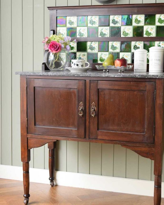 サイドボード　アンティーク家具　英国のアンティーク家具、お花模様のタイルがキレイなウォッシュスタンド。タイルと天然大理石の美しいコラボ洗面器を置いて顔や手を洗う用に使っていた家具には、水が弾いてもいいようにタイルと天然大理石の贅沢な素材が使われています。(k-1928-f)