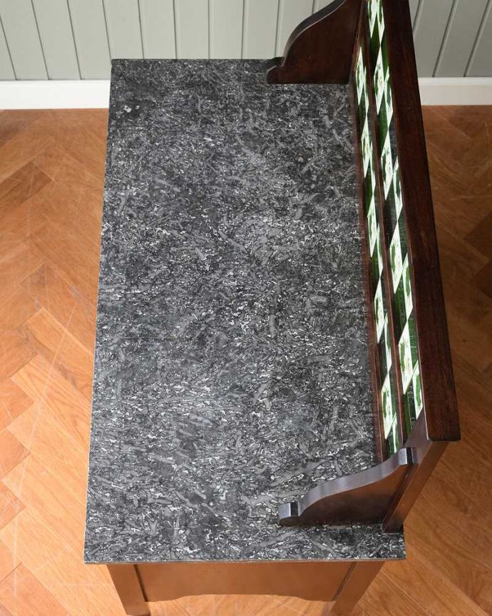 サイドボード　アンティーク家具　英国のアンティーク家具、お花模様のタイルがキレイなウォッシュスタンド。天然大理石を使った贅沢な天板天板には女性の憧れ、天然の大理石が使われている贅沢な家具です。(k-1928-f)