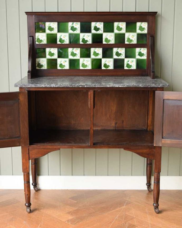 サイドボード　アンティーク家具　英国のアンティーク家具、お花模様のタイルがキレイなウォッシュスタンド。扉を開いた中もキレイです。(k-1928-f)