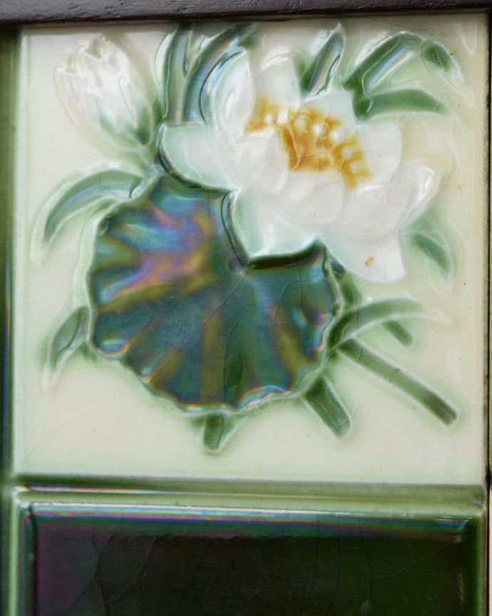 サイドボード　アンティーク家具　英国のアンティーク家具、お花模様のタイルがキレイなウォッシュスタンド。アンティークだけが持つ独特の風合い美しい模様のアンティークタイルにうっとり･･･年月を経たアンティークタイルだけが持つ魅力を楽しんでください。(k-1928-f)