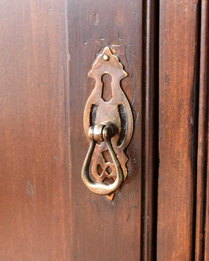 サイドボード　アンティーク家具　英国のアンティーク家具、お花模様のタイルがキレイなウォッシュスタンド。扉の取っ手もステキアンティークらしい素敵なデザインが魅力。(k-1928-f)