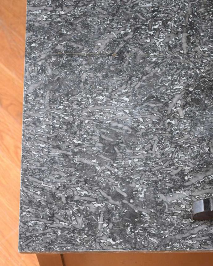 サイドボード　アンティーク家具　英国のアンティーク家具、お花模様のタイルがキレイなウォッシュスタンド。コンディションもバッチリ！天然大理石はコンディションが一番大事なポイント。(k-1928-f)