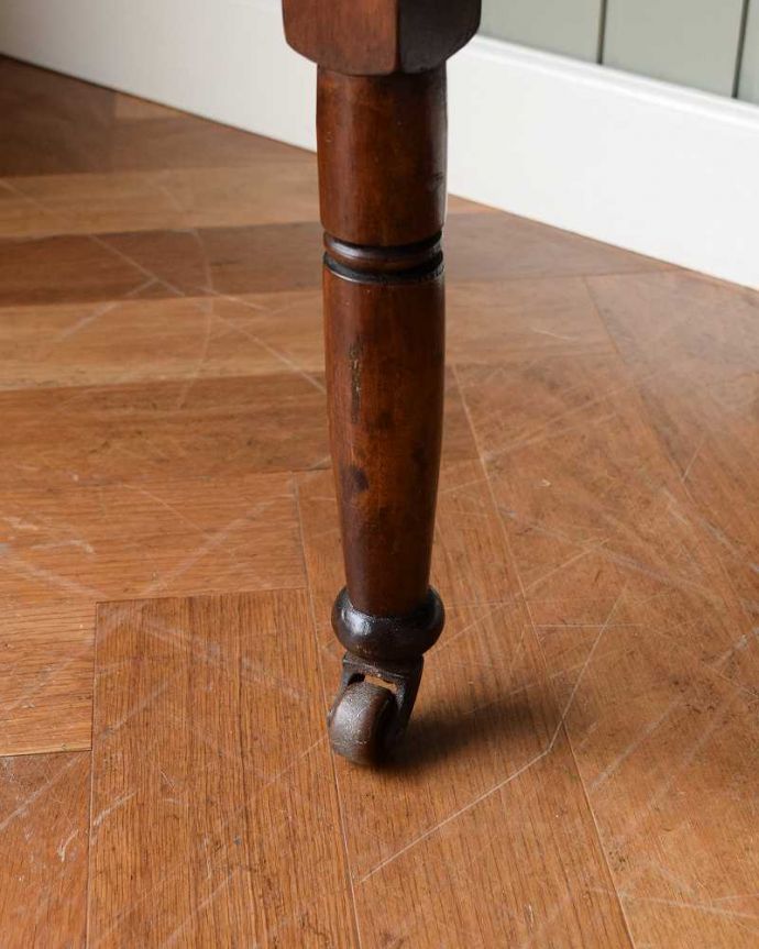 サイドボード　アンティーク家具　英国のアンティーク家具、お花模様のタイルがキレイなウォッシュスタンド。女性1人でラクラク運べちゃうんです足先にはキャスターも付いています。(k-1928-f)